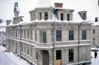 Hörnhuset Kronobergsgatan/Nygatan i kvarteret Gunnar Gröpe, är förberett för rivning.
Färgfoto ca 1967.