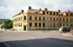 Korsningen Norra Esplanaden/Kungsgatan. Bostadshus färdigt att rivas.
Färgfoto ca 1965.