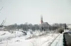 Utsikt från Ingelstadsvägen mot Linnéparken och Växjö domkyrka en vinterdag. 
Färgfoto ca 1970.