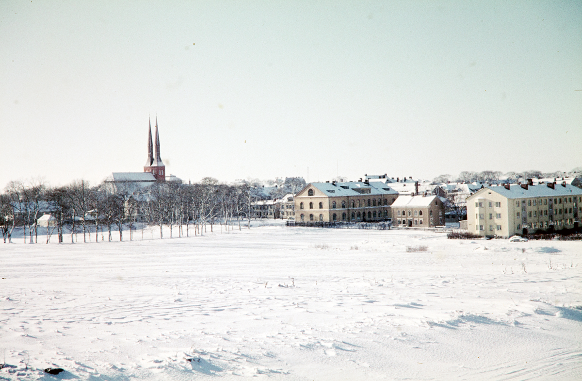 Utsikt från Östrabo (ladugårdsbacken) mot bl a Norrtullskolan och domkyrkan en kall vinterdag.
Färgfoto ca 1960.