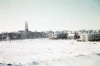 Utsikt från Östrabo (ladugårdsbacken) mot bl a Norrtullskolan och domkyrkan en kall vinterdag.
Färgfoto ca 1960.