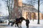 Ett hästekipage har stannat till vid domkyrkan Växjö, en kall vinterdag.
Färgfoto ca 1959.