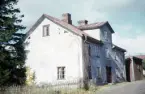 Gamla Norrvägen, Växjö. Ett rivningsfärdigt hus. 
Färgfoto ca 1960.