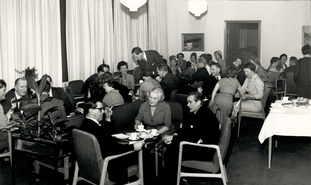 Medlemmar från Sveriges Allmänna Konstförening tar en kaffepaus.