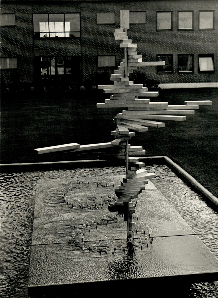 Arne Jones skulptur "Facettdans" vid Svenska Tobaks AB i Malmö, tillverkad 1962.
