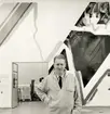 Jörgen Fogelquist står framför sin väggmålning i Frans Suell-tobaksfabriken i Malmö 1967.