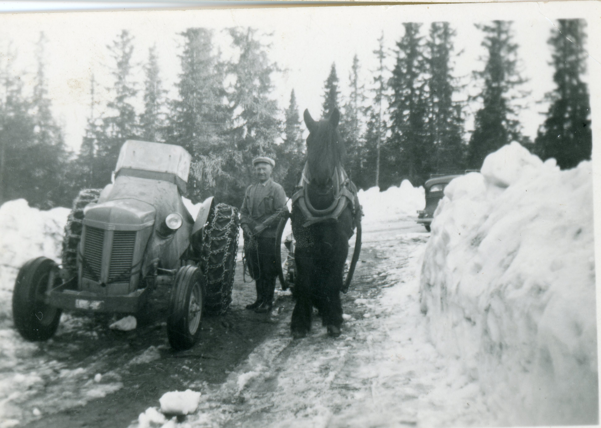 Arne Rust med Traktor og hest ved krysset til Guriset.