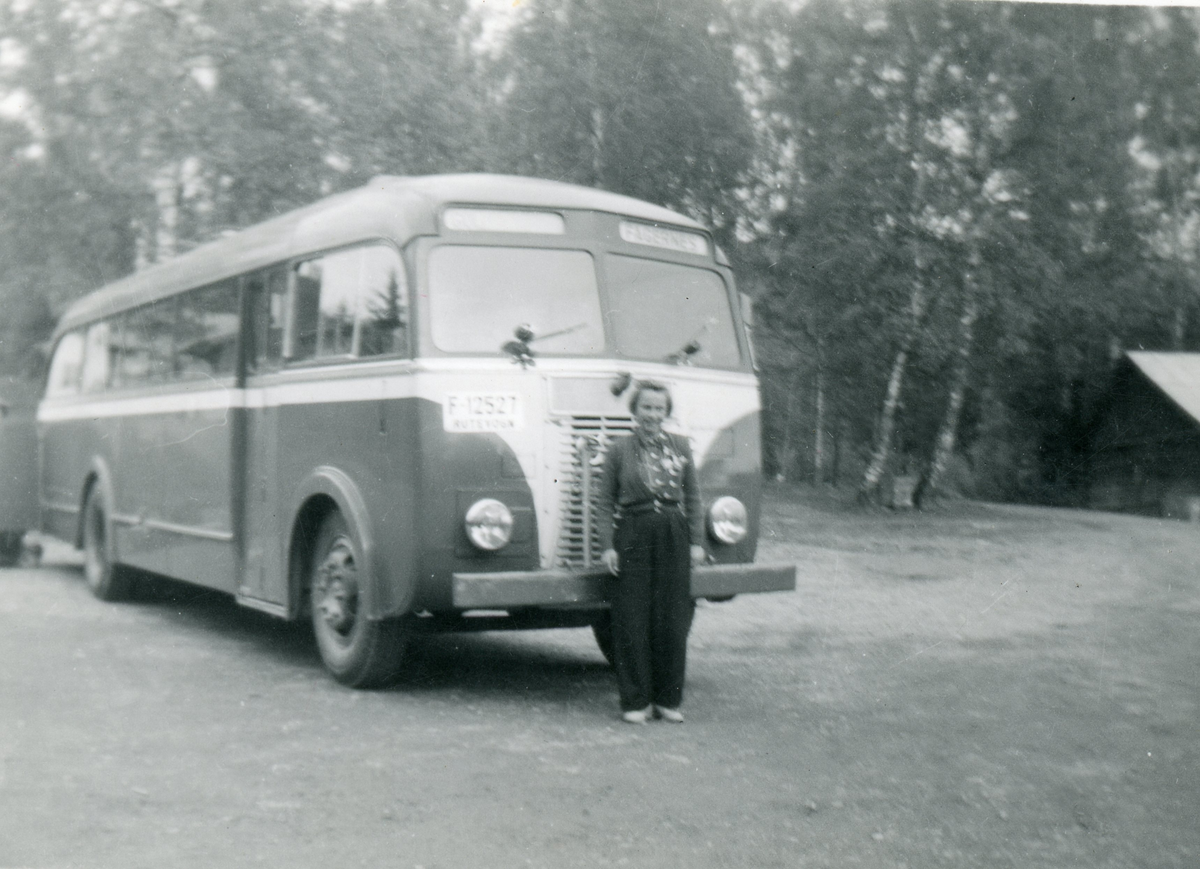 Buss til Gol Billag F-12527, framfor bussen Gunhild Stake.
Bussen er ein Volvo B15, registrert 1.7.1949 iflg bussbasen til Rutebilhistorisk forening