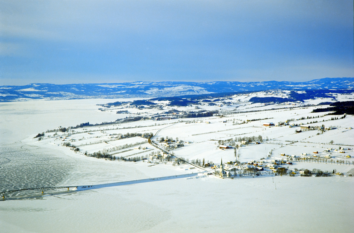 Flyfoto, Tingnes, vinter, Nessundet bru, is på Mjøsa, Nes, Hedmark.