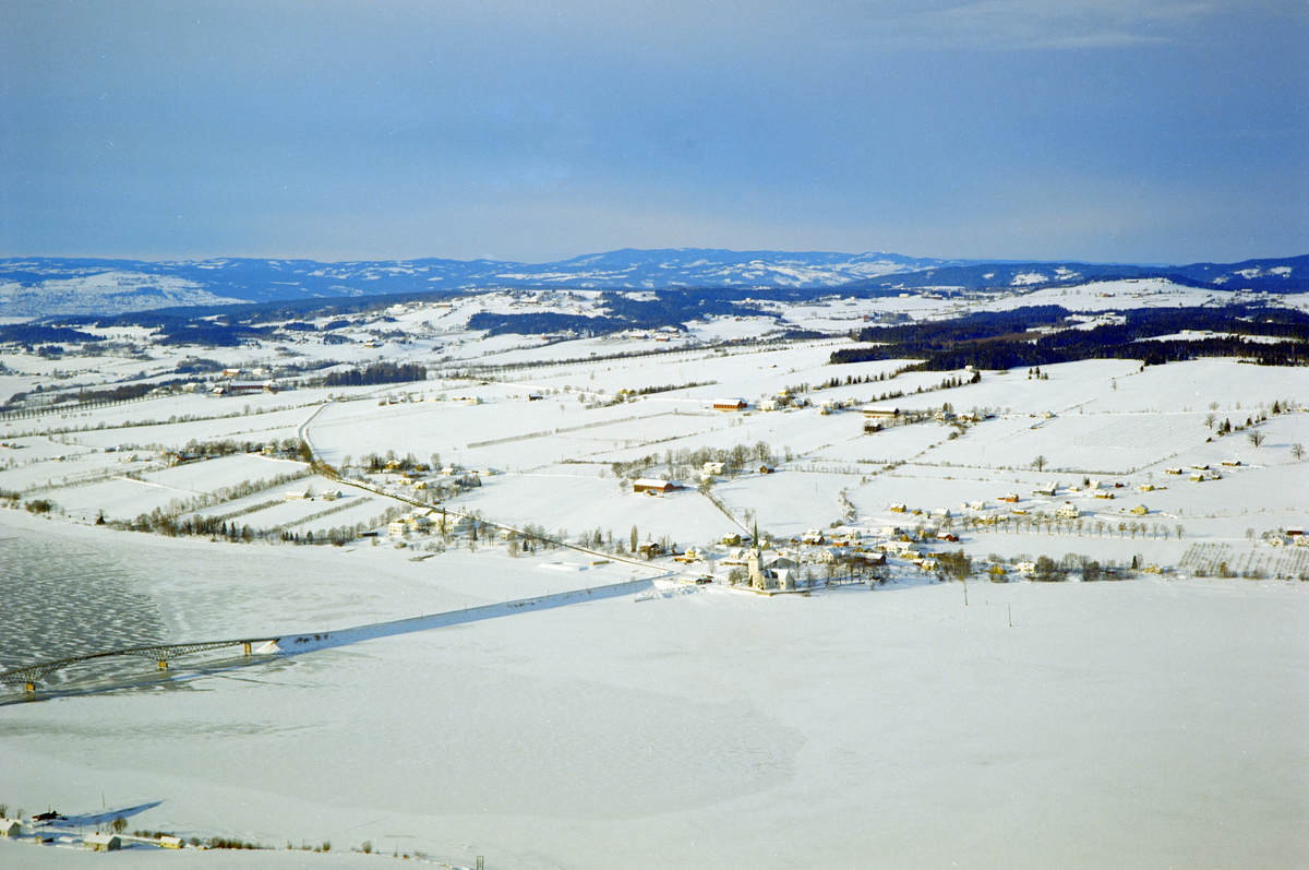 Flyfoto, Tingnes, vinter, Nessundet bru, is på Mjøsa, Nes, Hedmark.