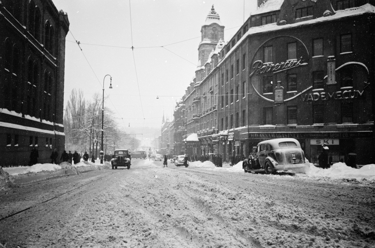 Bygate med snø