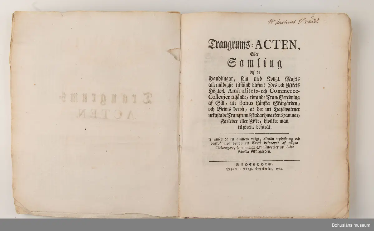 Tryck skrift, fraktur, linnepapper. Inbunden i återbrukat enkelt tryck på lumppapper.
220 sidor, samt Tilläggningar och rättelser. Fem utvikbara kartor.

Trangrums
ACTEN
Eller
Samling
Af de
Handlingar, som med Kongl. Maj:ts allernådigste tilstånd blifwit Des och Rikets Höglofl. Amiralitets- och Aommerce-Collegier tilsände, rörande Tran-Beredning af Sill, uti Bohus Länska Skärgården, :och Bewis derpå, at det uti Hafswattnet utkastade Trangrums skadar hwarken Hamnar, Farleder eller Fiske, hwilket man tilförene befarat.
I anseende til ämnets wigt, almän uplysning och beqwämare bruk, til Tryck befordrad af några Götheborgare, : som anlagt Transiuderier uti Bohus Länska Skärgården. 
STOCKHOLM
Tryckt i Kongl. Tryckeriet, 1784.
