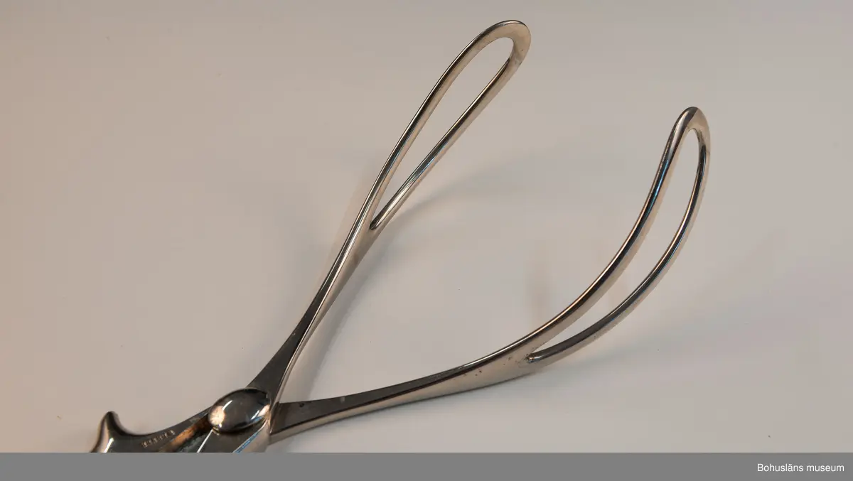 Instrument, vilket användes som hjälp för framdragning av fostret, genom att man fattar runt dess huvud i slutskedet av förlossning.

Förvärvsuppgifter se UM70.27.001