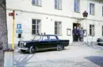 Gamla polishuset vid Kronobergsgatan. Några poliser och en civilklädd dito står på trappan. 
Färgfoto ca 1970.