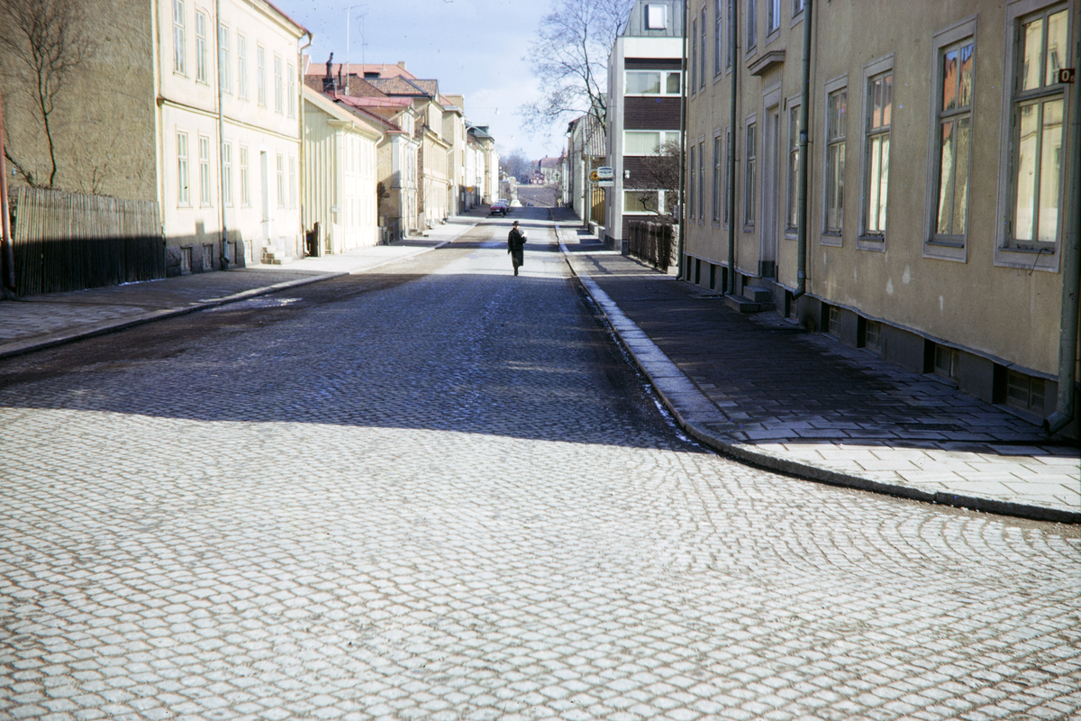 Hörnet Bäckgatan/Nygatan med vy österut. I bakgrunden skymtar man Östrabo.
Färgfoto ca 1970.
