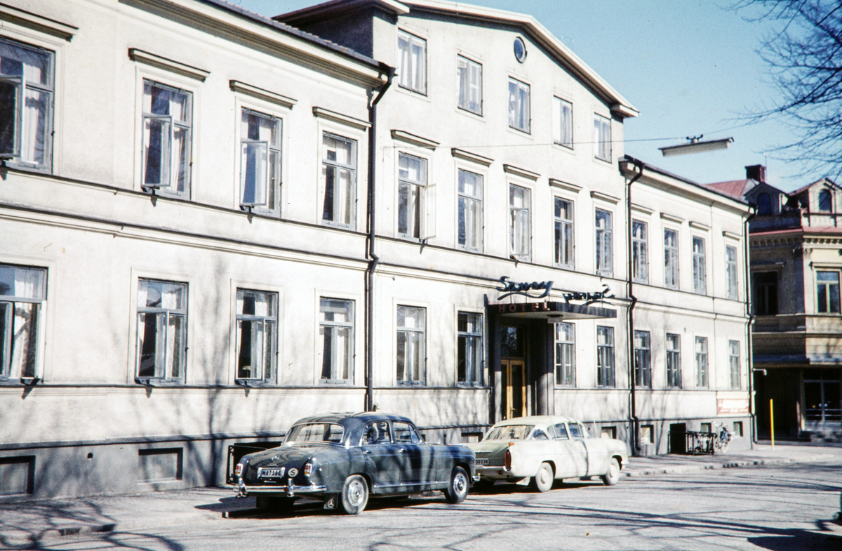 Hotell Savoy vid Norra Järnvägsgatan. I bakgrunden skymtar dåv. Spritbolagets hus i hörnan Norra Järnvägsgatan/Klostergatan. 
Färgfoto ca 1965.
