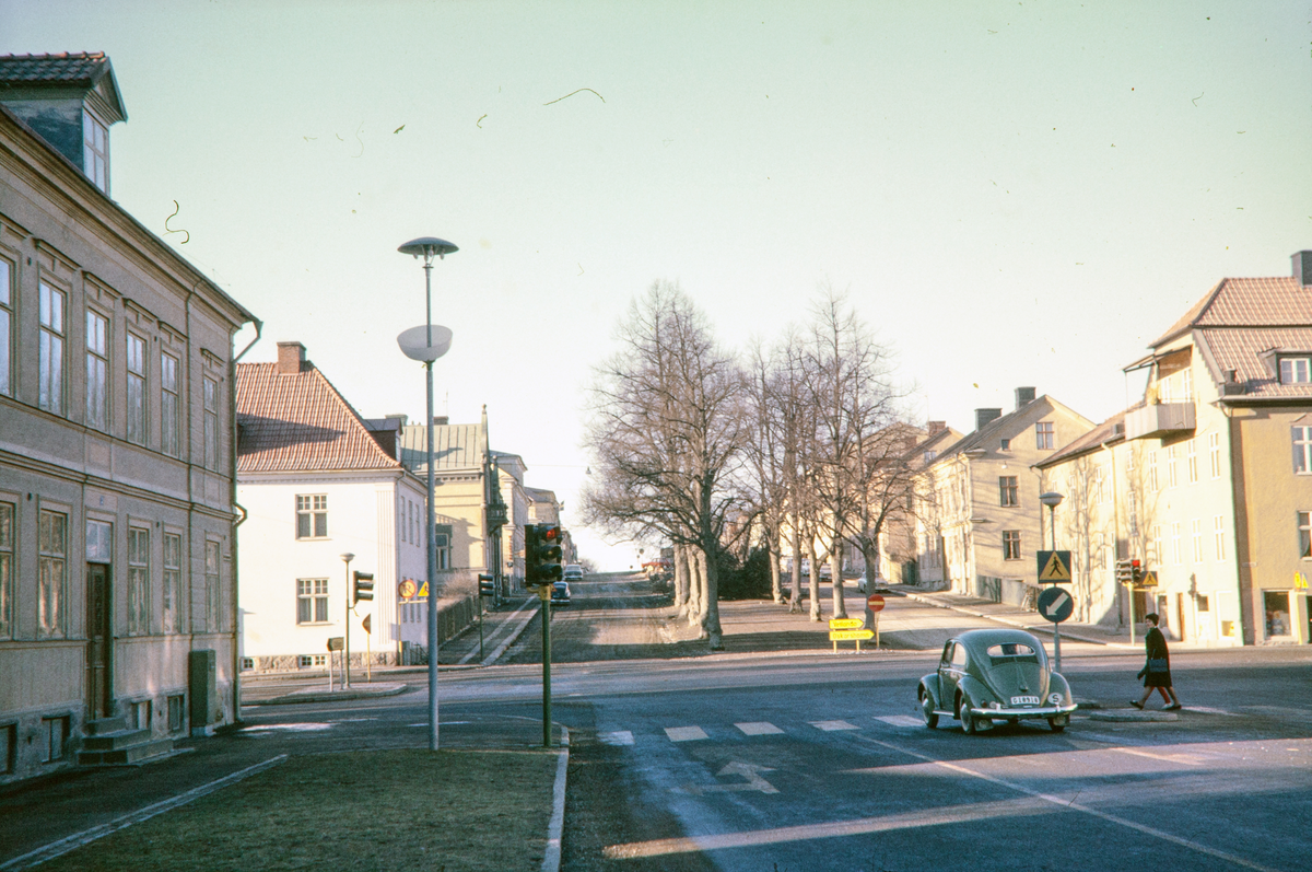 Norra Esplanaden mot väster, i korsningen mot Linnégatan. I bakgrunden håller man att fälla alléträden.
Färgfoto ca 1966.