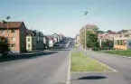 Den nyanlagda Fagrabäcksvägen med fortsättningen Norra Esplanaden, västerut. Till höger syns den nya brandstationen.
Färgfoto ca 1970.