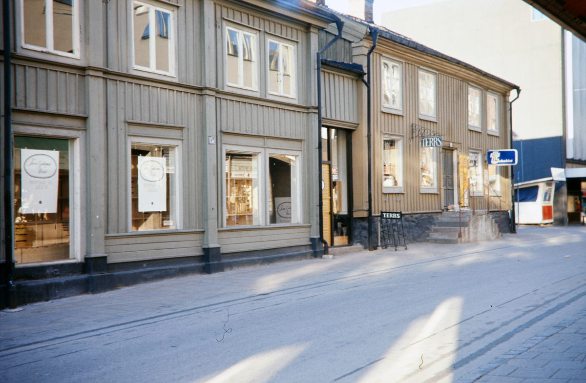 "Snus-Lundgrens" m.fl. hus vid Sandgärdsgatan. 
Färgfoto ca 1970.