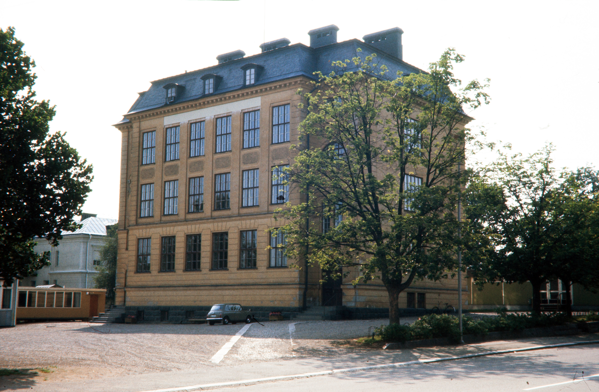 Flickskolan (vid denna tid kallades den Graffmanska skolan) vid Trädgårdsgatan. I bakgrunden skymtar dåv. Blindskolan.
Färgfoto ca 1965.