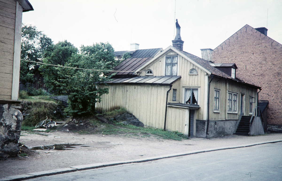 Det s.k. Ahlgrenska huset vid Sandgärdsgatan, kvarteret Lugnet. Något år senare totalsanerades (närapå) hela kvarteret för att lämna plats åt Båtsmanstorget m.m.
Färgfoto ca 1958.
