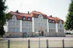 Bäckaslövskolan, Växjö. Skolan byggdes under 1:a världskriget och inrymde Kronobergs regemente tills de nya kasernerna för regementet var färdigställda 1920-21. 
Färgfoto ca 1958.