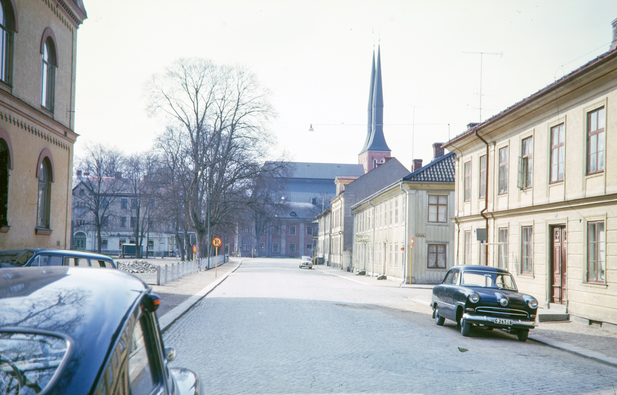 Skolgatan, Växjö. I bakgrunden syns bl a Karolinerhuset och domkyrkan. 
Färgfoto ca 1960.