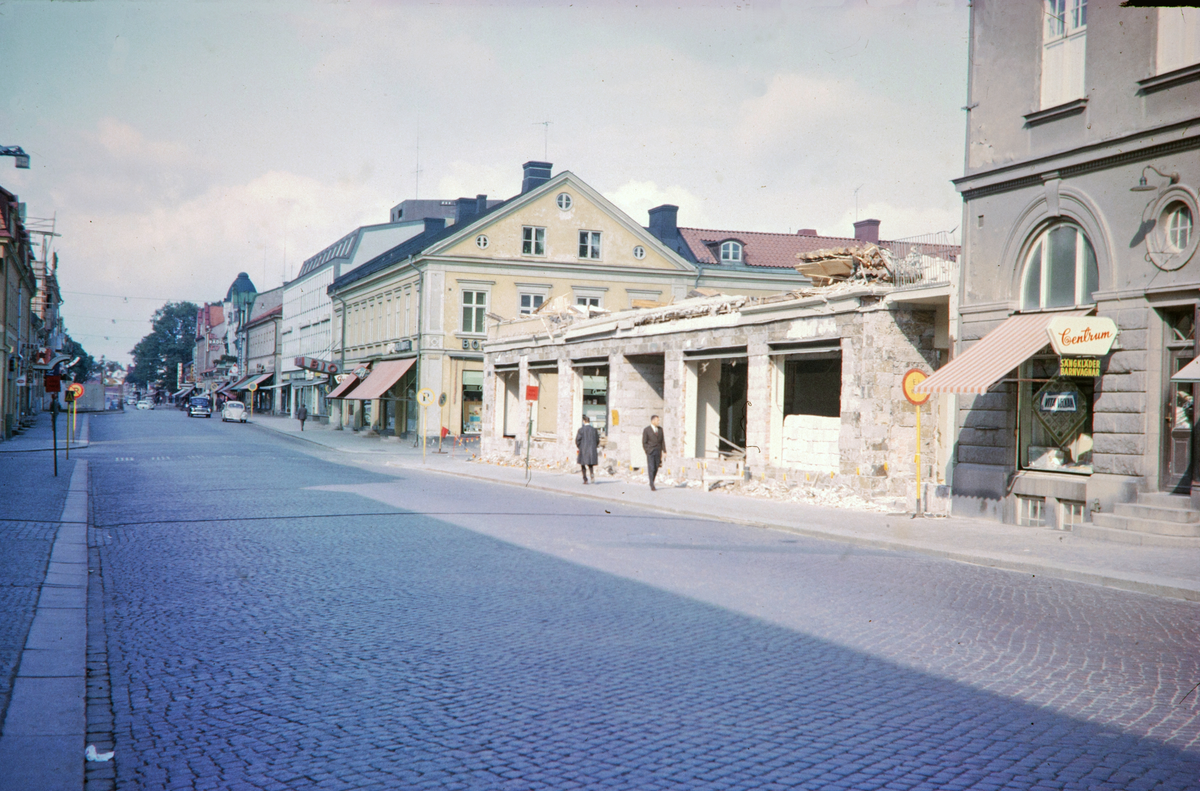 Rivning av fastighet på Storgatan, Växjö. På tomten byggdes senare Domus varuhus (som ännu senare kom att kallas Linnégallerian). 
Färgfoto ca 1965.