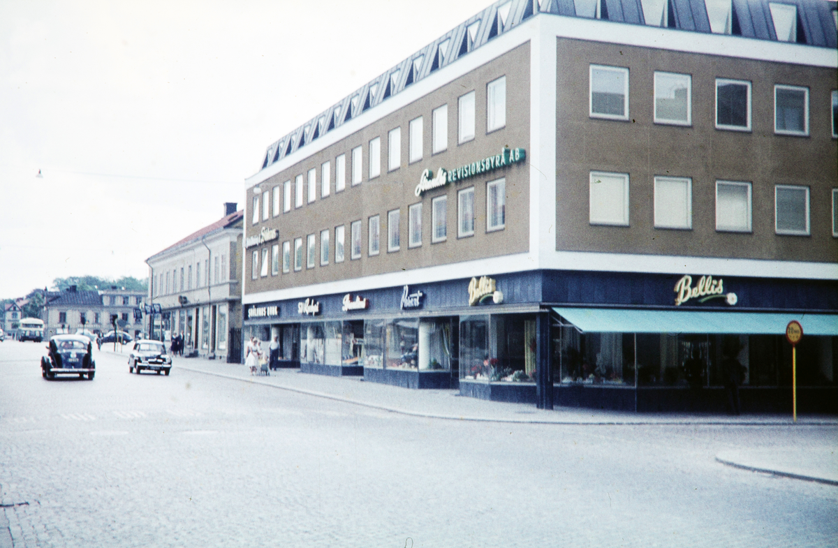 Storgatan, Växjö. Till höger syns de nya affärerna i kv. Unaman. I bakgrunden syns bla P.N. Perssons fastighet.
Färgfoto ca 1965.