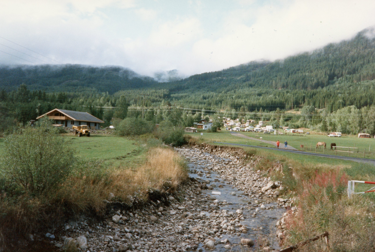 Til v. huset til Vesla og Harald med øvre del av campingplassen.