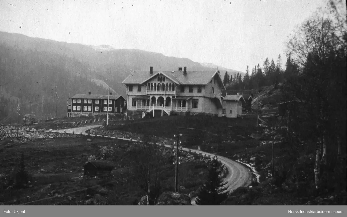 Reprofoto av eldre glassplate. 
Krokan turisthotell med biljardsalong og baderom. Stabbesteiner langs veien opp til hotellet.