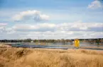 Sjön Trummen, trol. vid en strandäng ganska nära Teleborgs slott. En gul skylt förkunnar att Skånska Cementgjuteriet (nuv. Skanska) utför restaurering av sjön Trummen. I bakgrunden skymtar dåv. S:t Sigfrids sjukhus.