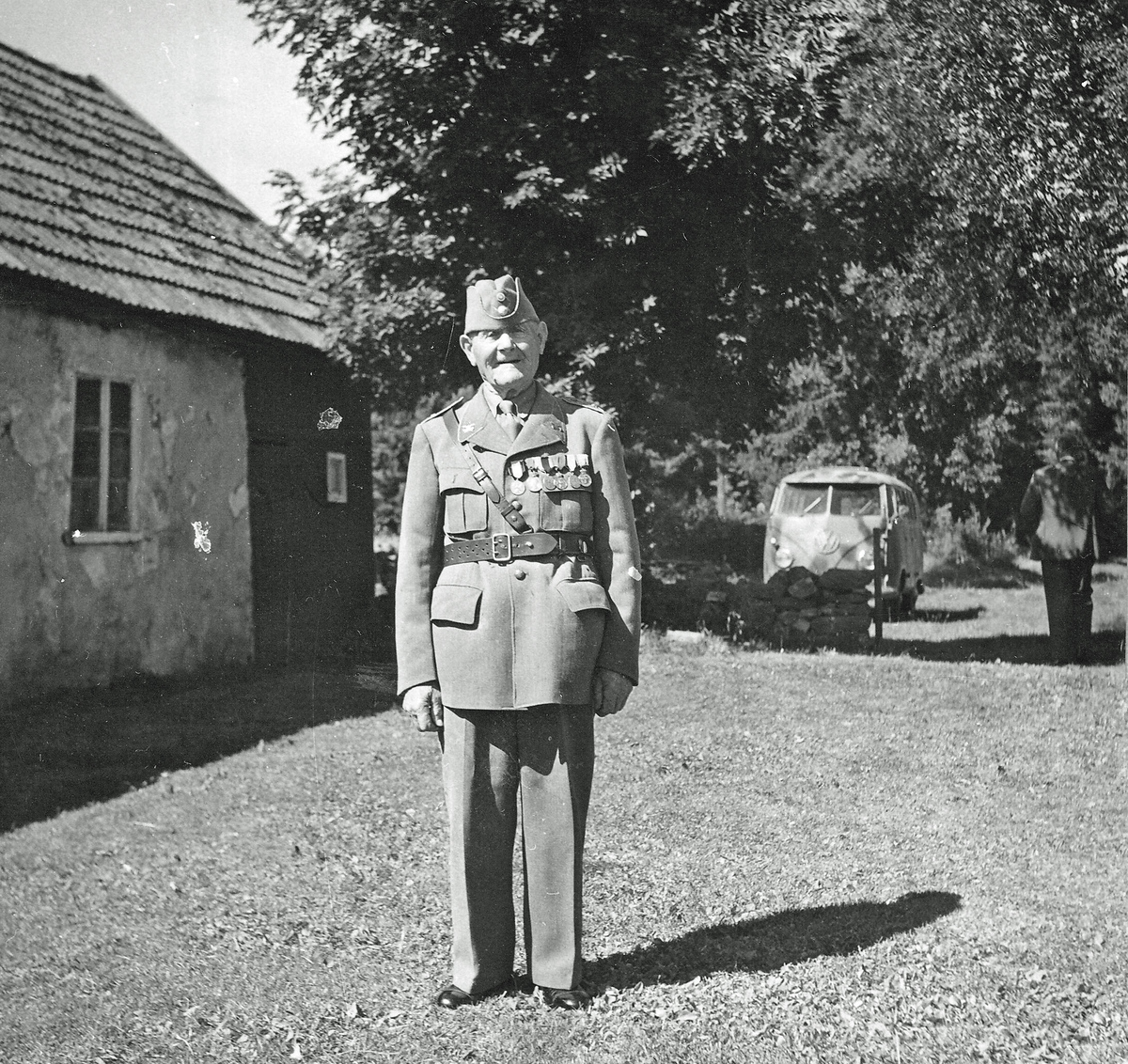 Indelte soldaten Claes Hellgren utanför sitt boställe i Vårkumla och visar ägorna för regementschefen P 4, Hans Malmgren 1957-08-03.