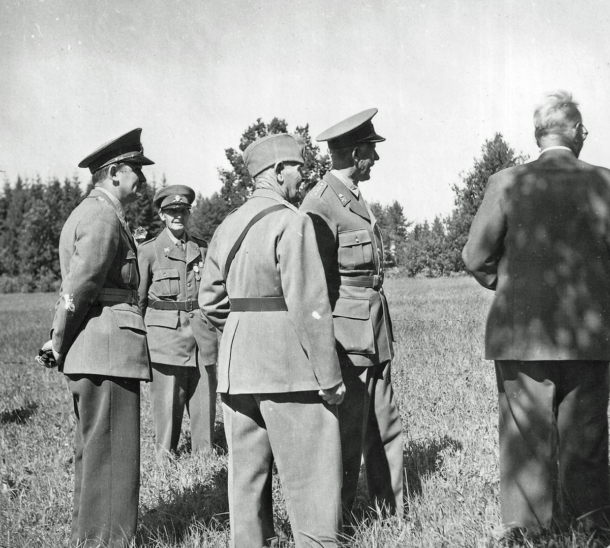 Indelte soldaten Claes Hellgren utanför sitt boställe i Vårkumla och visar ägorna för regementschefen P 4, Hans Malmgren 1957-08-03.