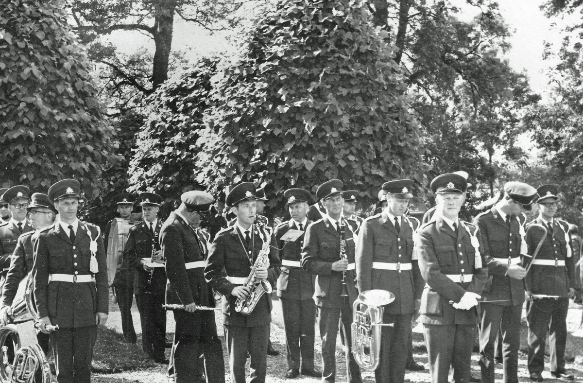 Skaraborgs regementes musikkår spelar på Indelte soldaten, furir Herman Björnbergs begravning 1963-06-15.