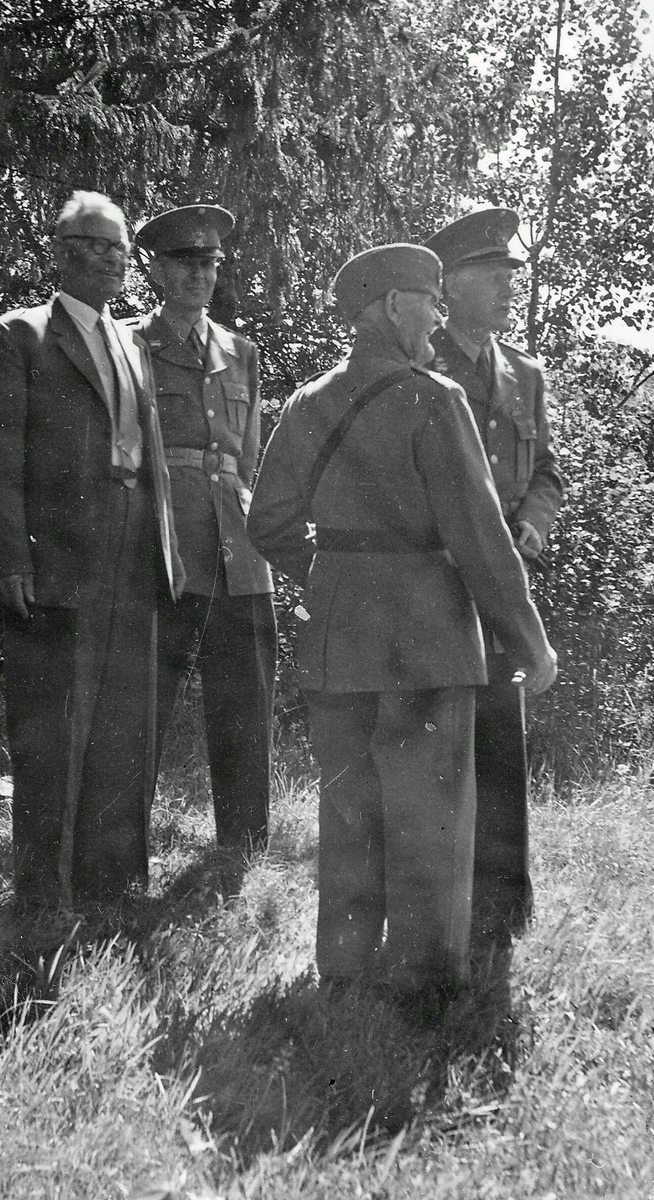 Indelte soldaten Claes Hellgren utanför sitt boställe i Vårkumla och visar ägorna för regementschefen P 4, Hans Malmgren 1957-08-03.