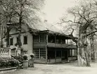 Gubbhyllan, det gamla schweizeriet vid Hasselbacken, före byggnadens flyttning till Skansen och förvandling till tobaksmuseum. Redan på Bellmans tid var Gubbhyllan en populär tillflyktsort och det livliga folklivet på platsen kan spåras i flera av Fredmans epistlar.