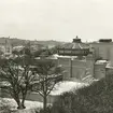 Byggnadsställningar står vid platsen där Gubbhyllan ska uppföras på Skansen.