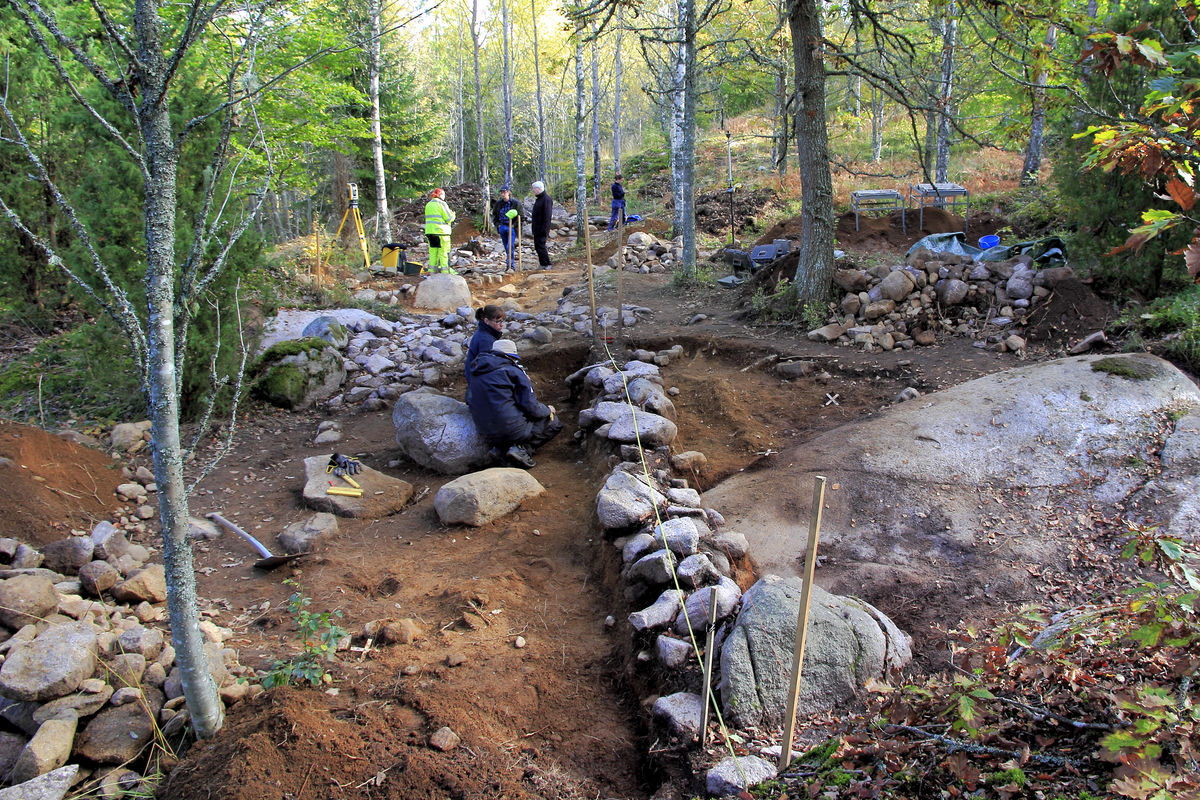 Gripeberg - vallanläggning från bronsåldern. Under år 2012 gjordes en forskningsundersökning inom fornborgen Gripeberg utanför Växjö. Undersökningar gjordes även år 2007 och 2009 och rapporterades separat, men den aktuella rapporten sammanfattar även de två tidigare delundersökningarna. Sammantaget visade undersökningarna att Gripeberg var en betydligt äldre och mer komplex lämning än vad som tidigare gjorts gällande. Utöver de synliga stenvallar som delvis omgärdar den branta bergshöjden, finns ett flertal anläggningar under mark. De utgörs av stenpackningar som hänger samman i en storskalig konstruktion innanför murarna. Hela anläggningen verkar vara anlagd under bronsåldern, inom en period som omfattar minst 1200 år. Sammanfattningsvis bedöms anläggningen vara en så kallad vallanläggning med ett kultiskt och religiöst sammanhang, snarare än en skyddsbefästning.
Anledning till undersökning
Forskning
Max. höjd över havet
190.0
Min. höjd över havet
180.0