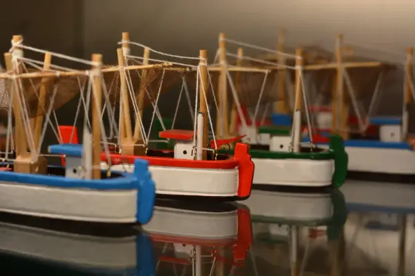 Bildet viser fiskeskøyter på rad og rekke, miniatyrer