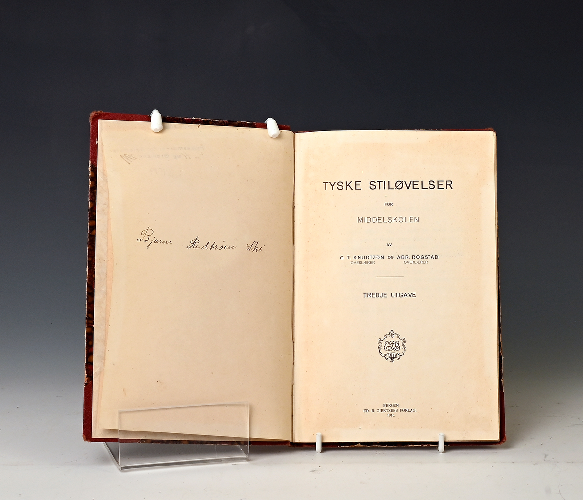 Knudtzon og Rogstad. Tyske stiløvelser for middelskolen. Tredie udg. Bergen 1916.