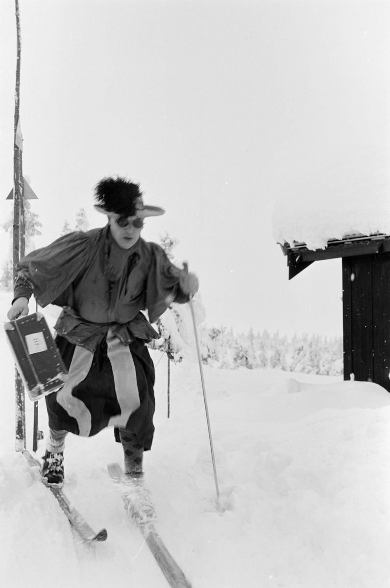 Person med kostyme og skiutstyr