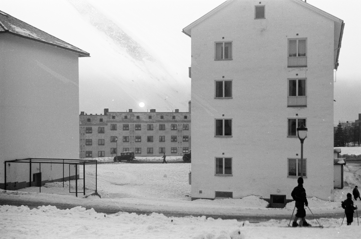 Boligblokker og skiløpere