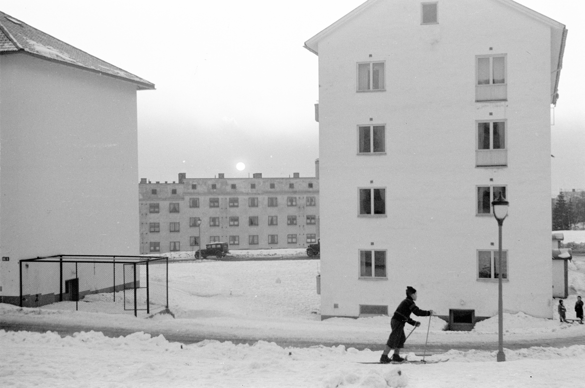Boligblokker og skiløpere