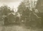 Militärer vid militär bil och militär lastbil på en väg på Flygkompaniet på Malmen, omkring 1919-1920. Fyra militärer vid fordonen. Med registreringsnummer E55 och E450. T