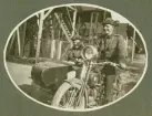 Två militärer i militär motorcykel med sidovagn på Flygkompaniet på Malmen, omkring 1919-1920. MC med registreringnummer E591.