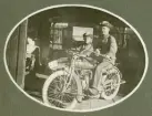 Två militärer i militär motorcykel med sidovagn på Flygkompaniet på Malmen, omkring 1919-1920. MC med registreringnummer E32.