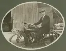 En civilklädd man sitter på militär motorcykel med sidovagn på Flygkompaniet på Malmen, omkring 1919-1920. MC med registreringnummer E32.