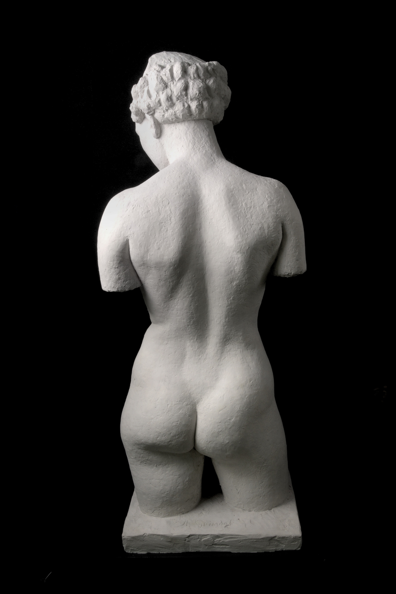 Ung kvinne, torso med hovud. 