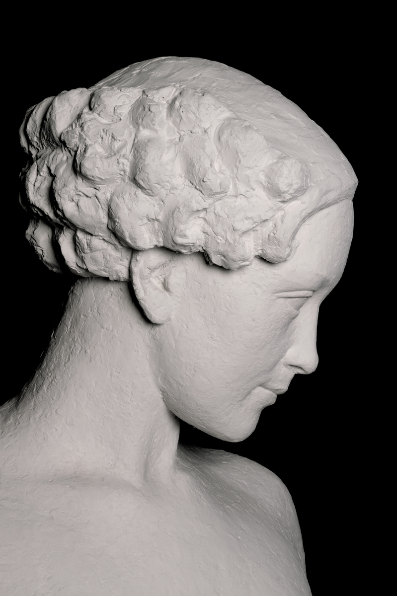 Ung kvinne, torso med hovud. 